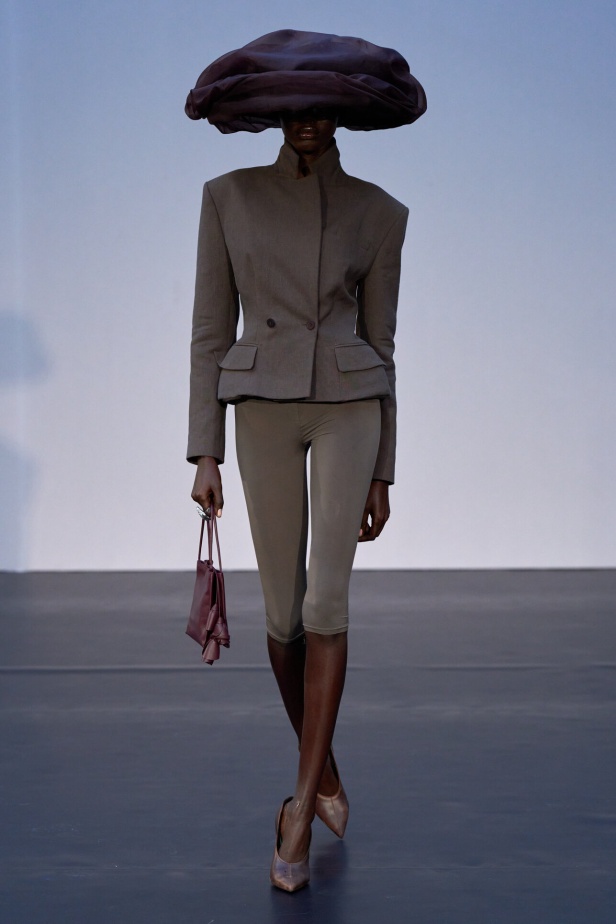 مجموعة Magda Butrym تمزج بين القوة والرومانسية في تصاميم ربيع وصيف 2026