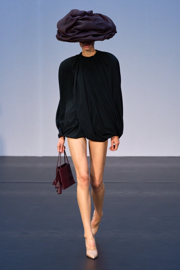 مجموعة Magda Butrym تمزج بين القوة والرومانسية في تصاميم ربيع وصيف 2026