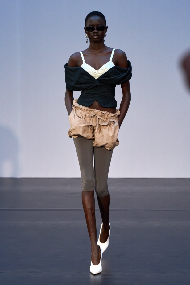 مجموعة Magda Butrym تمزج بين القوة والرومانسية في تصاميم ربيع وصيف 2026