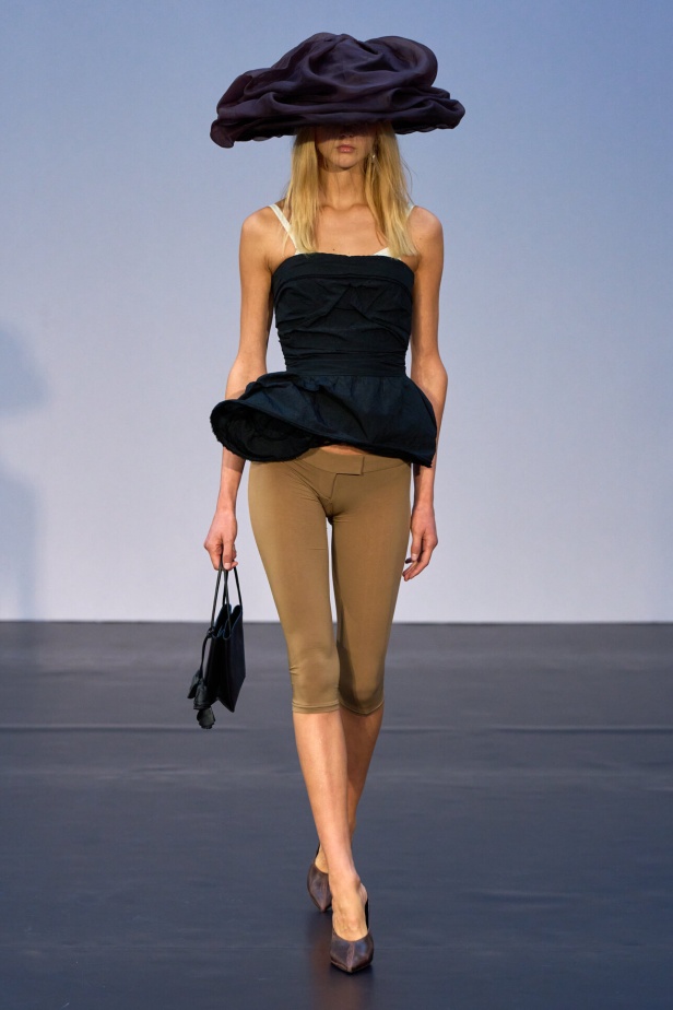 مجموعة Magda Butrym تمزج بين القوة والرومانسية في تصاميم ربيع وصيف 2026