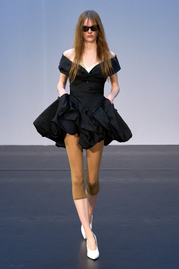 مجموعة Magda Butrym تمزج بين القوة والرومانسية في تصاميم ربيع وصيف 2026