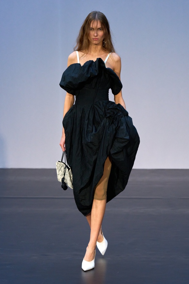 مجموعة Magda Butrym تمزج بين القوة والرومانسية في تصاميم ربيع وصيف 2026