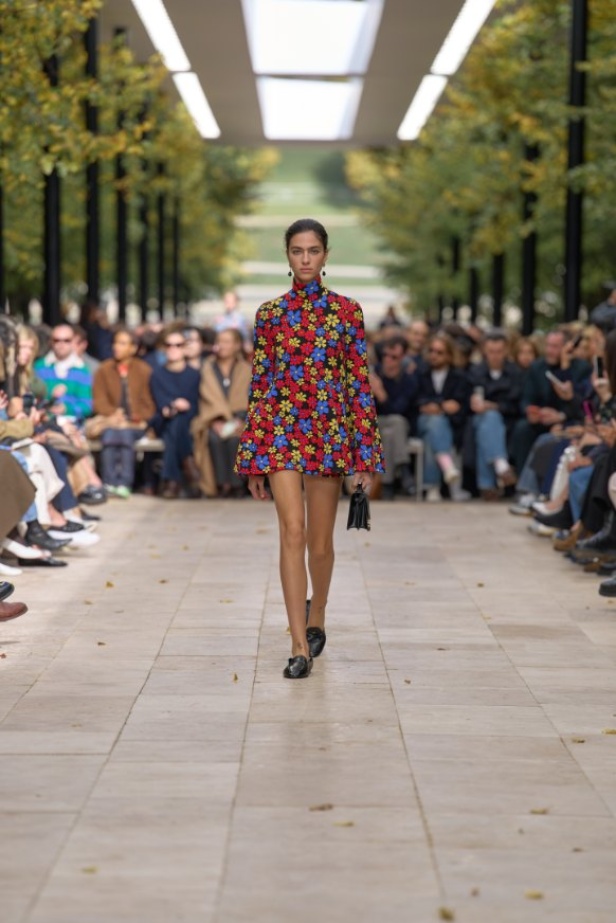 استمرارية الأناقة بروحها الباريسية في مجموعة Celine ربيع وصيف 2026 للملابس الجاهزة