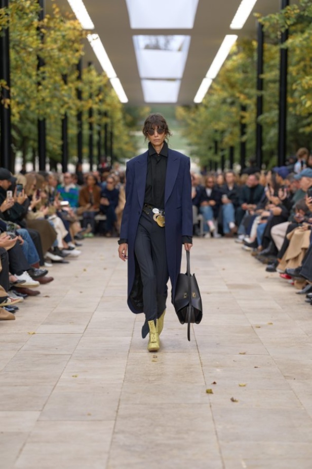 استمرارية الأناقة بروحها الباريسية في مجموعة Celine ربيع وصيف 2026 للملابس الجاهزة