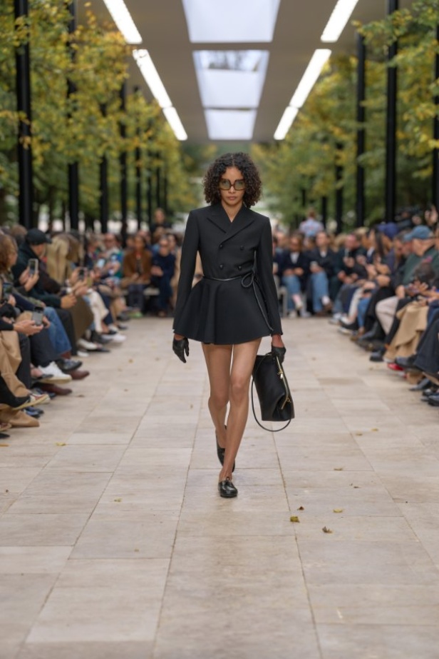 استمرارية الأناقة بروحها الباريسية في مجموعة Celine ربيع وصيف 2026 للملابس الجاهزة