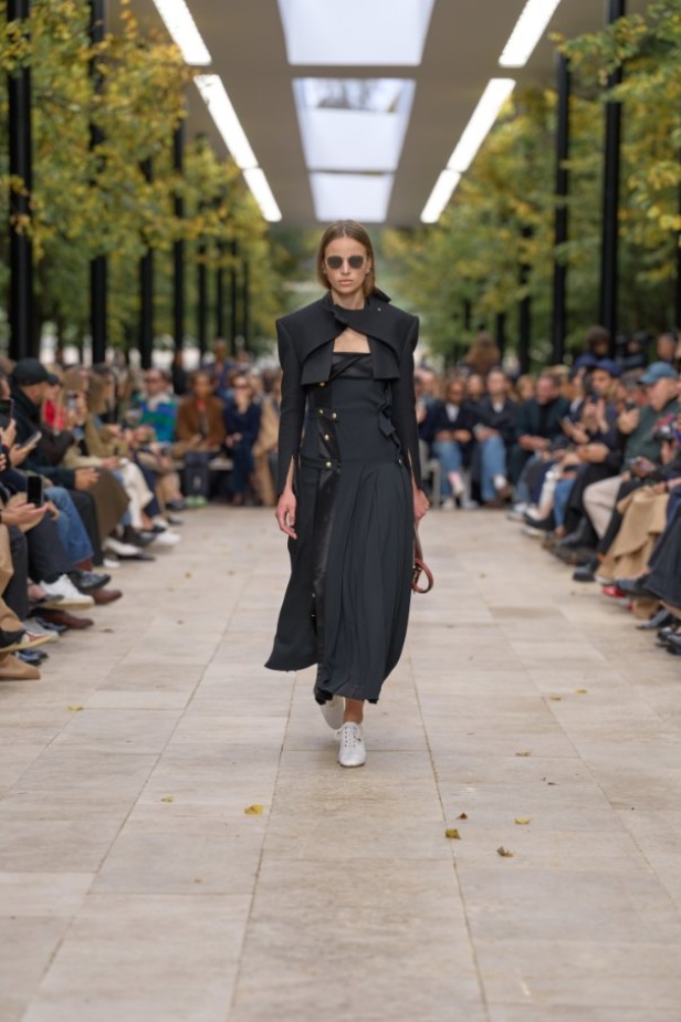 استمرارية الأناقة بروحها الباريسية في مجموعة Celine ربيع وصيف 2026 للملابس الجاهزة