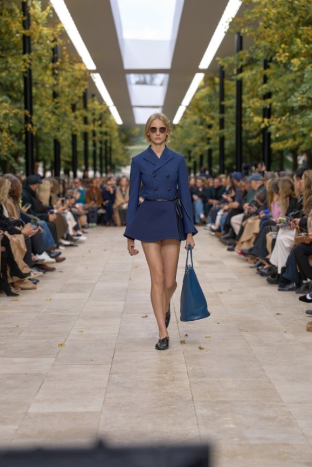 استمرارية الأناقة بروحها الباريسية في مجموعة Celine ربيع وصيف 2026 للملابس الجاهزة