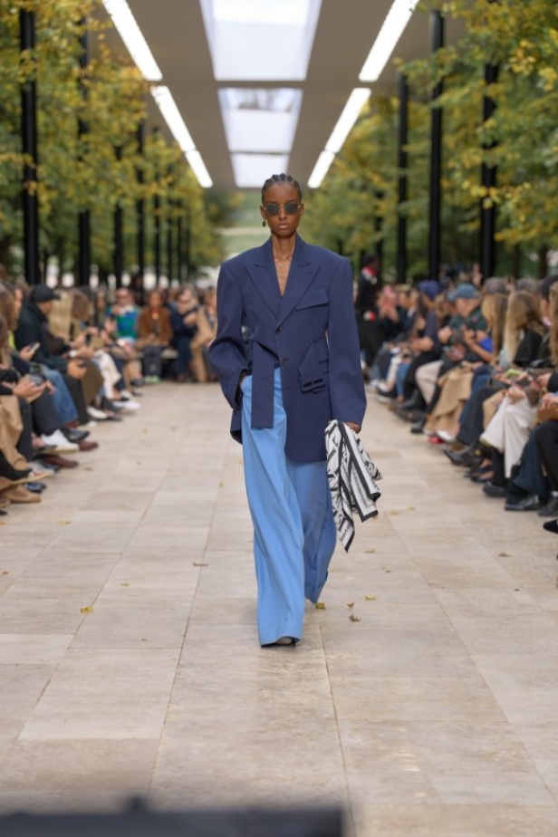 استمرارية الأناقة بروحها الباريسية في مجموعة Celine ربيع وصيف 2026 للملابس الجاهزة