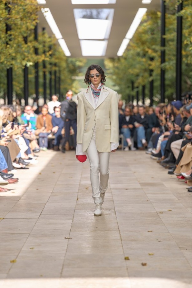 استمرارية الأناقة بروحها الباريسية في مجموعة Celine ربيع وصيف 2026 للملابس الجاهزة