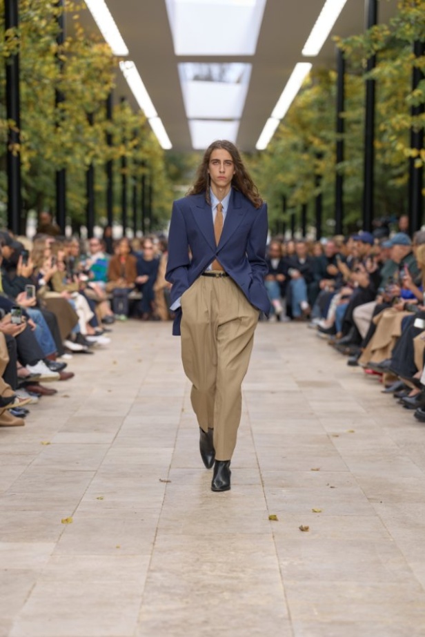 استمرارية الأناقة بروحها الباريسية في مجموعة Celine ربيع وصيف 2026 للملابس الجاهزة