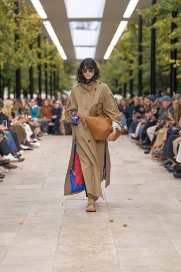 استمرارية الأناقة بروحها الباريسية في مجموعة Celine ربيع وصيف 2026 للملابس الجاهزة