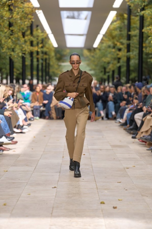 استمرارية الأناقة بروحها الباريسية في مجموعة Celine ربيع وصيف 2026 للملابس الجاهزة