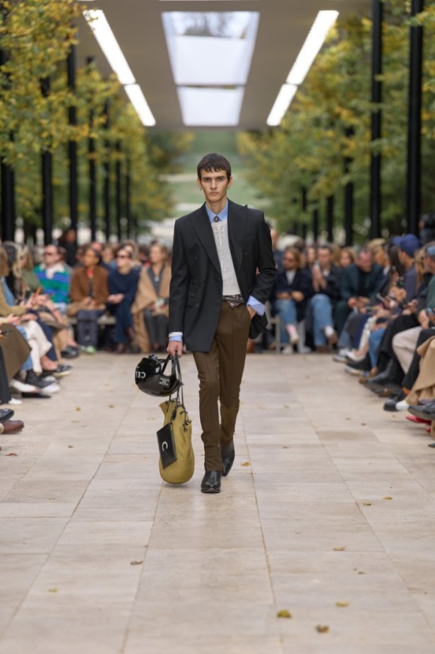 استمرارية الأناقة بروحها الباريسية في مجموعة Celine ربيع وصيف 2026 للملابس الجاهزة