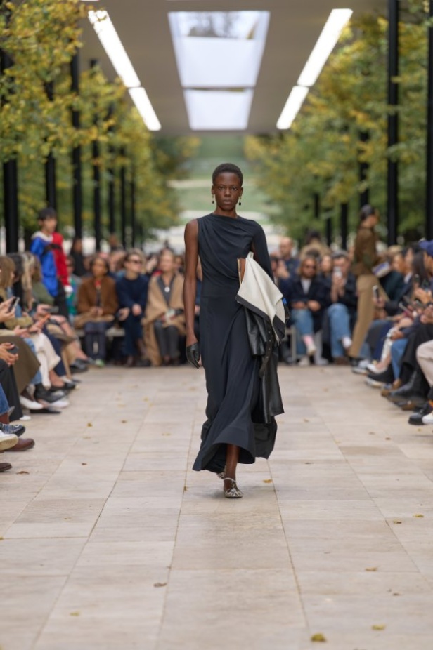 استمرارية الأناقة بروحها الباريسية في مجموعة Celine ربيع وصيف 2026 للملابس الجاهزة