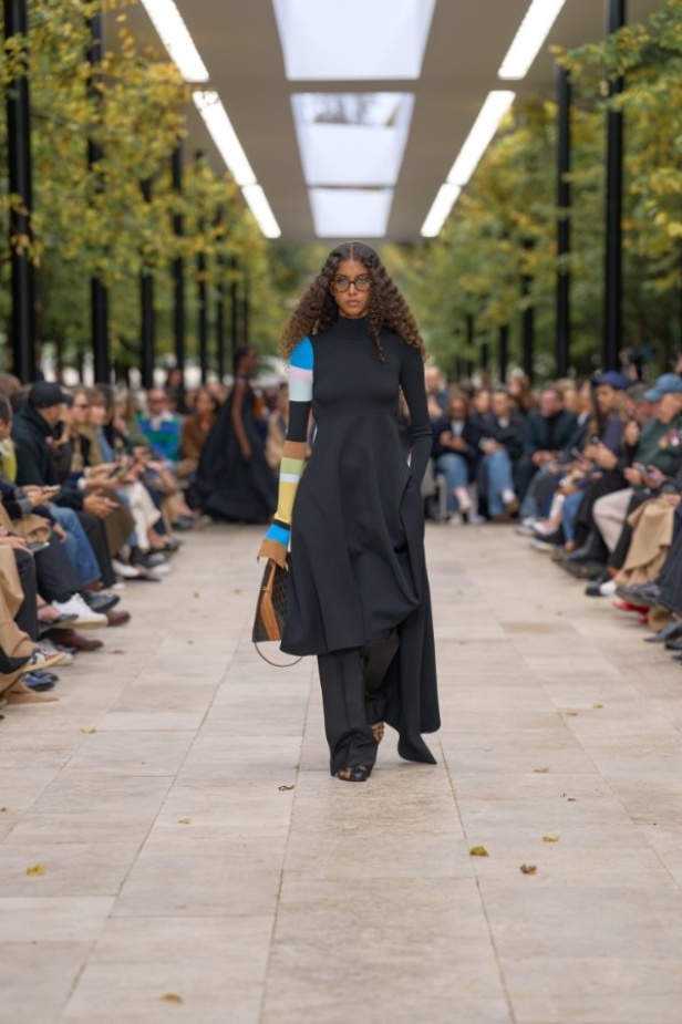 استمرارية الأناقة بروحها الباريسية في مجموعة Celine ربيع وصيف 2026 للملابس الجاهزة