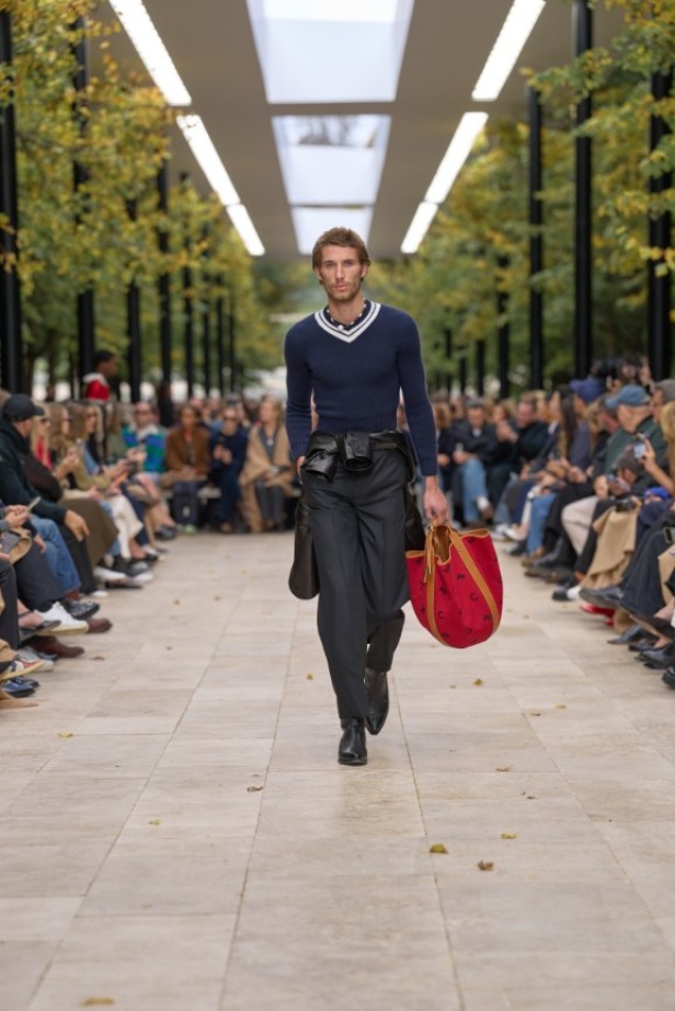 استمرارية الأناقة بروحها الباريسية في مجموعة Celine ربيع وصيف 2026 للملابس الجاهزة