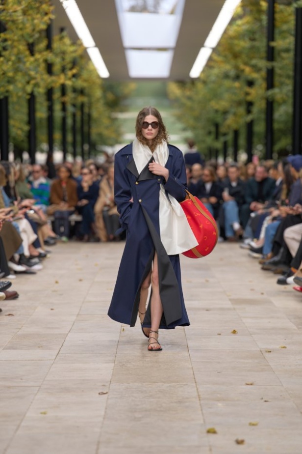 استمرارية الأناقة بروحها الباريسية في مجموعة Celine ربيع وصيف 2026 للملابس الجاهزة