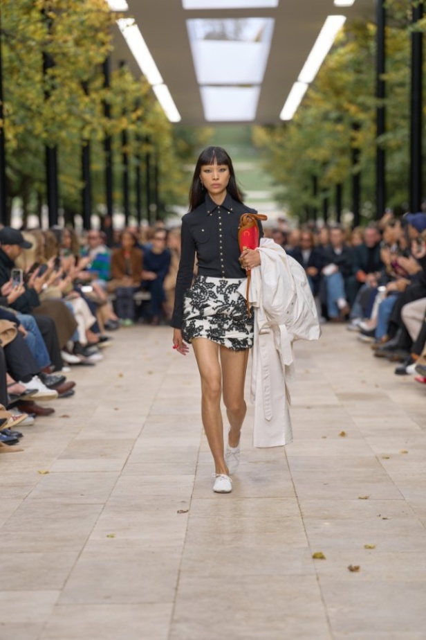 استمرارية الأناقة بروحها الباريسية في مجموعة Celine ربيع وصيف 2026 للملابس الجاهزة