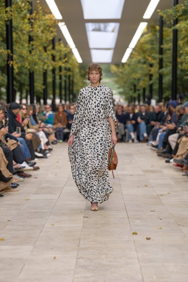 استمرارية الأناقة بروحها الباريسية في مجموعة Celine ربيع وصيف 2026 للملابس الجاهزة