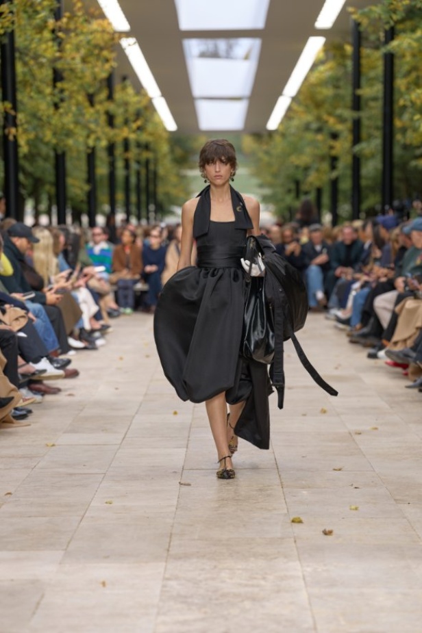 استمرارية الأناقة بروحها الباريسية في مجموعة Celine ربيع وصيف 2026 للملابس الجاهزة