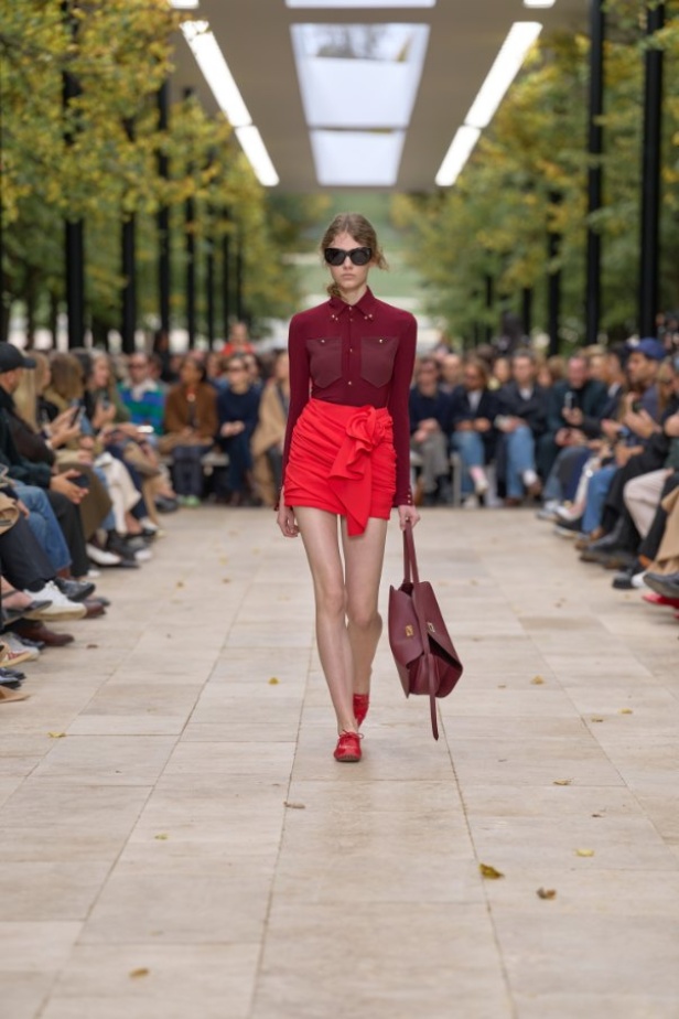 استمرارية الأناقة بروحها الباريسية في مجموعة Celine ربيع وصيف 2026 للملابس الجاهزة