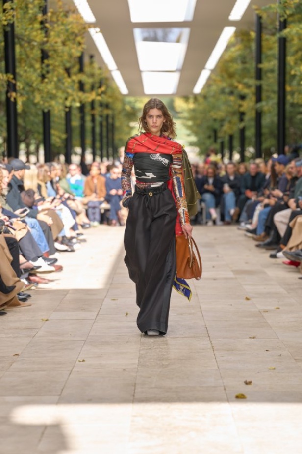 استمرارية الأناقة بروحها الباريسية في مجموعة Celine ربيع وصيف 2026 للملابس الجاهزة