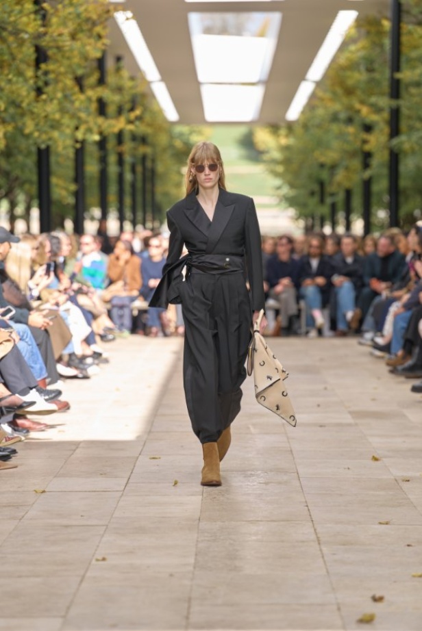 استمرارية الأناقة بروحها الباريسية في مجموعة Celine ربيع وصيف 2026 للملابس الجاهزة