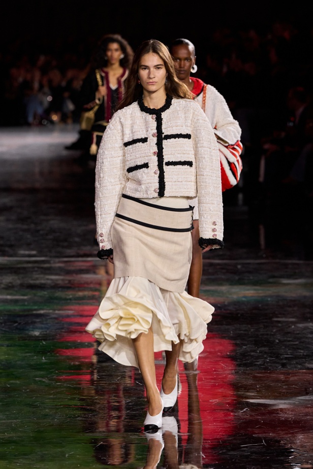 "ماثيو بلازي" يعيد كتابة شفرات "شانيل" بين الكواكب ويُطلق الدار إلى مدار جديد