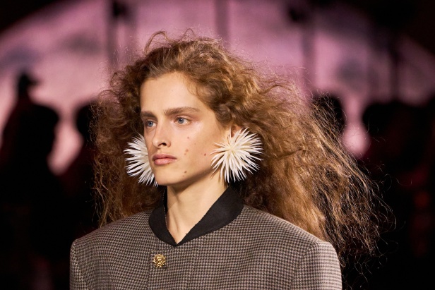 "ماثيو بلازي" يعيد كتابة شفرات "شانيل" بين الكواكب ويُطلق الدار إلى مدار جديد