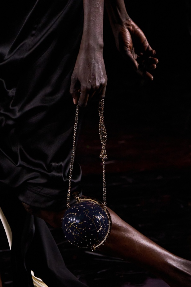 "ماثيو بلازي" يعيد كتابة شفرات "شانيل" بين الكواكب ويُطلق الدار إلى مدار جديد