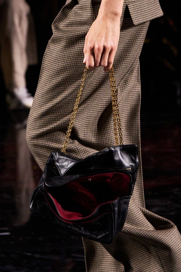 "ماثيو بلازي" يعيد كتابة شفرات "شانيل" بين الكواكب ويُطلق الدار إلى مدار جديد