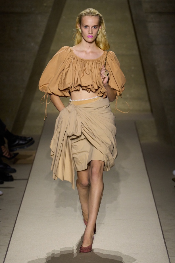  شيمينا كمالي تعيد إحياء أرشيف Chloé بلمسة رومانسية عصرية ومتحررة