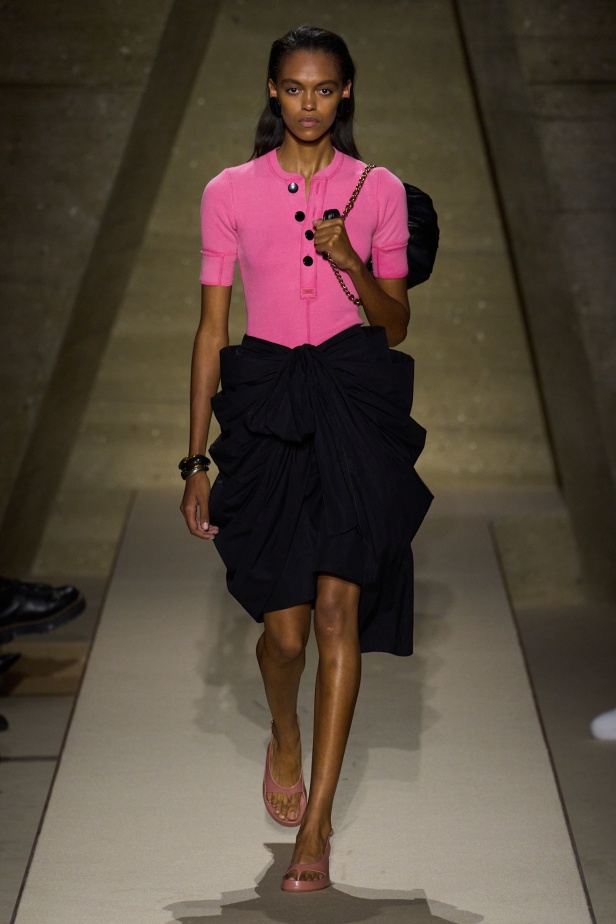  شيمينا كمالي تعيد إحياء أرشيف Chloé بلمسة رومانسية عصرية ومتحررة