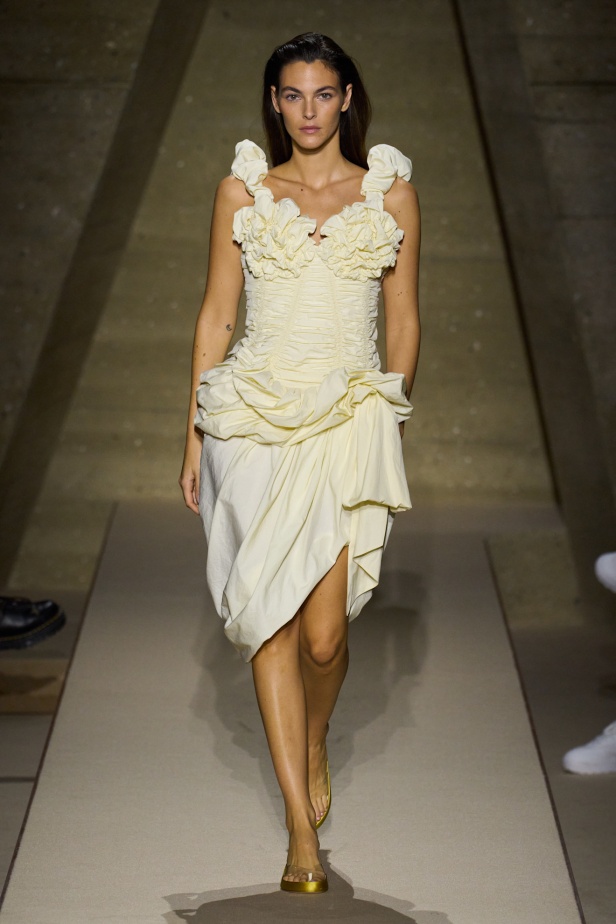  شيمينا كمالي تعيد إحياء أرشيف Chloé بلمسة رومانسية عصرية ومتحررة