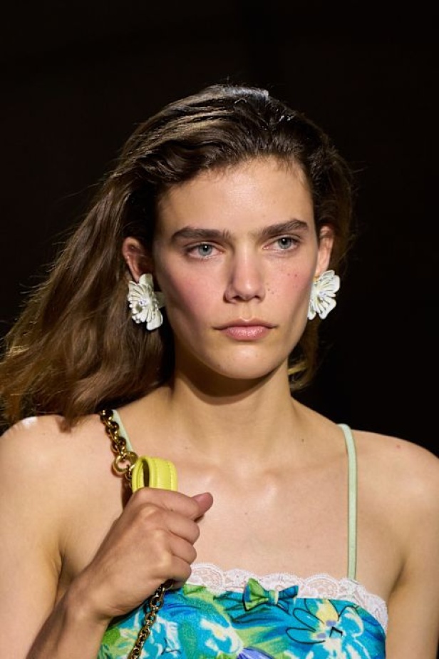  شيمينا كمالي تعيد إحياء أرشيف Chloé بلمسة رومانسية عصرية ومتحررة