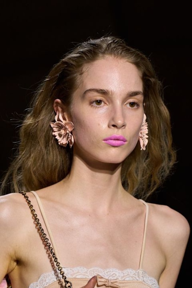  شيمينا كمالي تعيد إحياء أرشيف Chloé بلمسة رومانسية عصرية ومتحررة