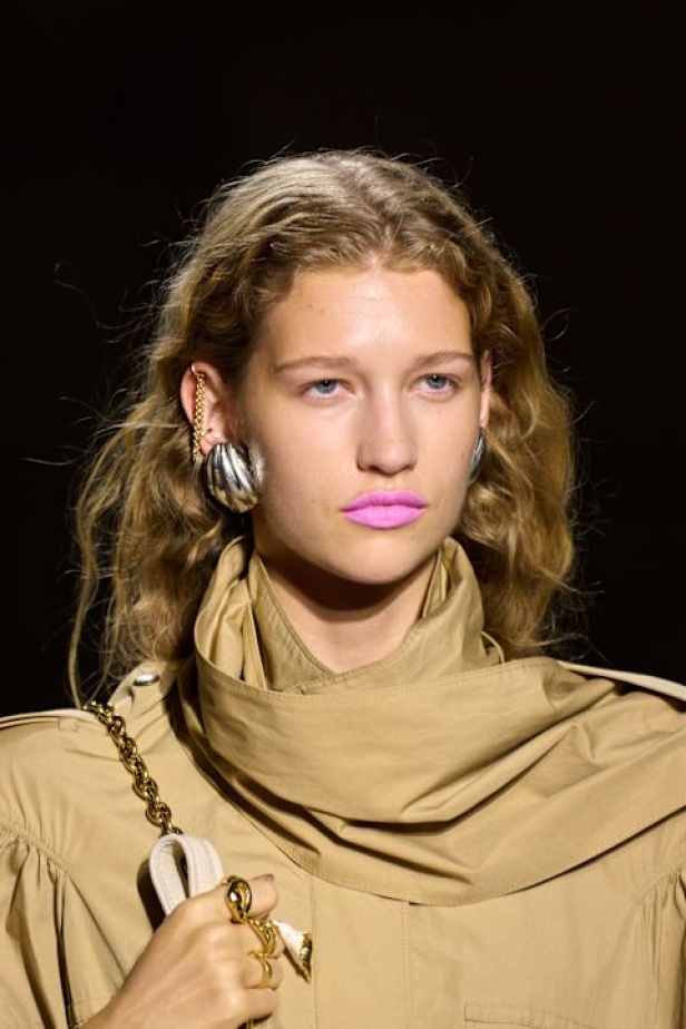  شيمينا كمالي تعيد إحياء أرشيف Chloé بلمسة رومانسية عصرية ومتحررة