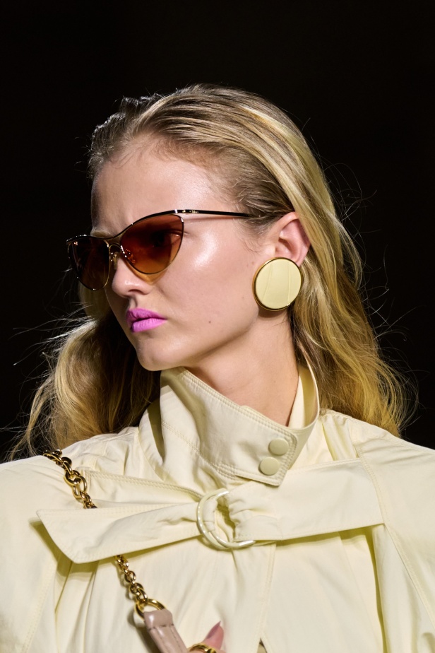  شيمينا كمالي تعيد إحياء أرشيف Chloé بلمسة رومانسية عصرية ومتحررة