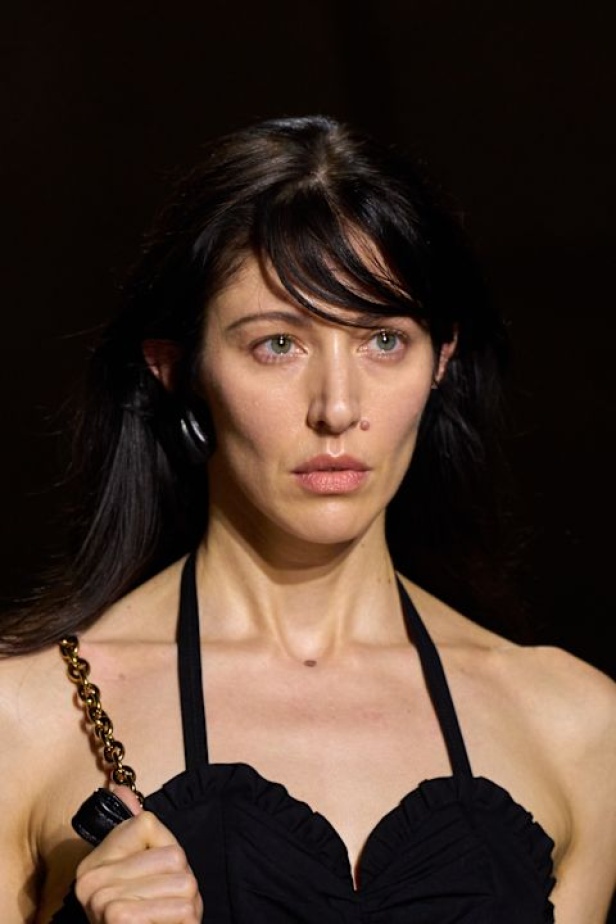  شيمينا كمالي تعيد إحياء أرشيف Chloé بلمسة رومانسية عصرية ومتحررة