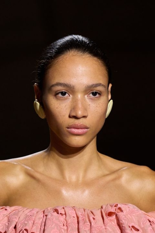  شيمينا كمالي تعيد إحياء أرشيف Chloé بلمسة رومانسية عصرية ومتحررة