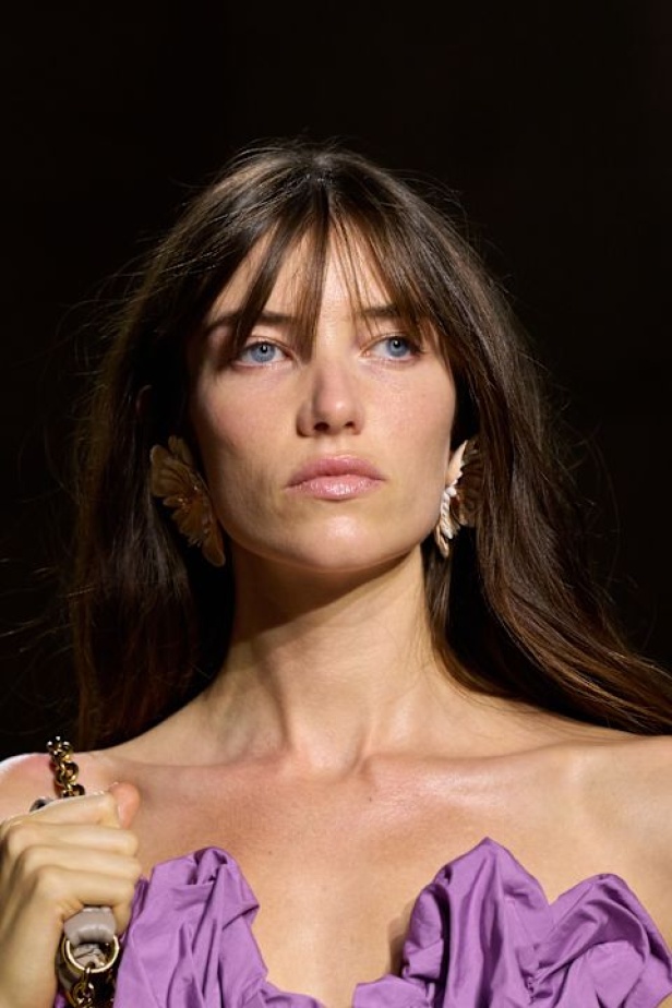  شيمينا كمالي تعيد إحياء أرشيف Chloé بلمسة رومانسية عصرية ومتحررة