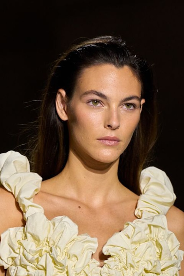  شيمينا كمالي تعيد إحياء أرشيف Chloé بلمسة رومانسية عصرية ومتحررة