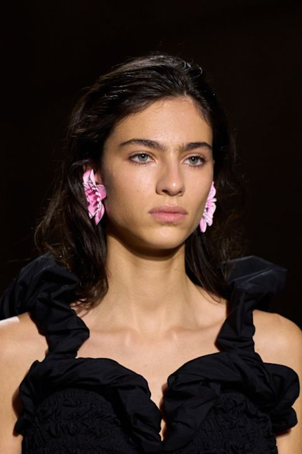  شيمينا كمالي تعيد إحياء أرشيف Chloé بلمسة رومانسية عصرية ومتحررة