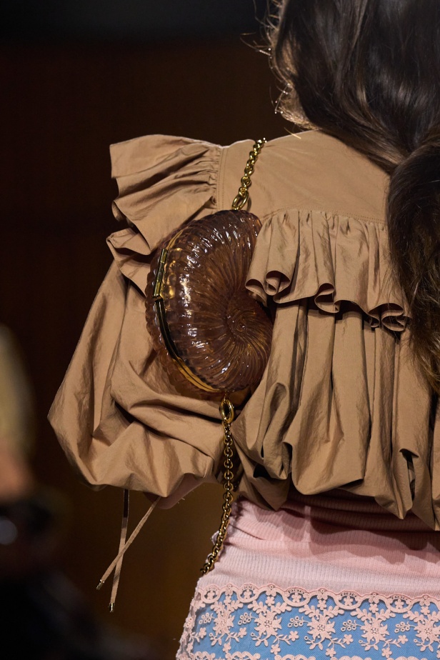  شيمينا كمالي تعيد إحياء أرشيف Chloé بلمسة رومانسية عصرية ومتحررة