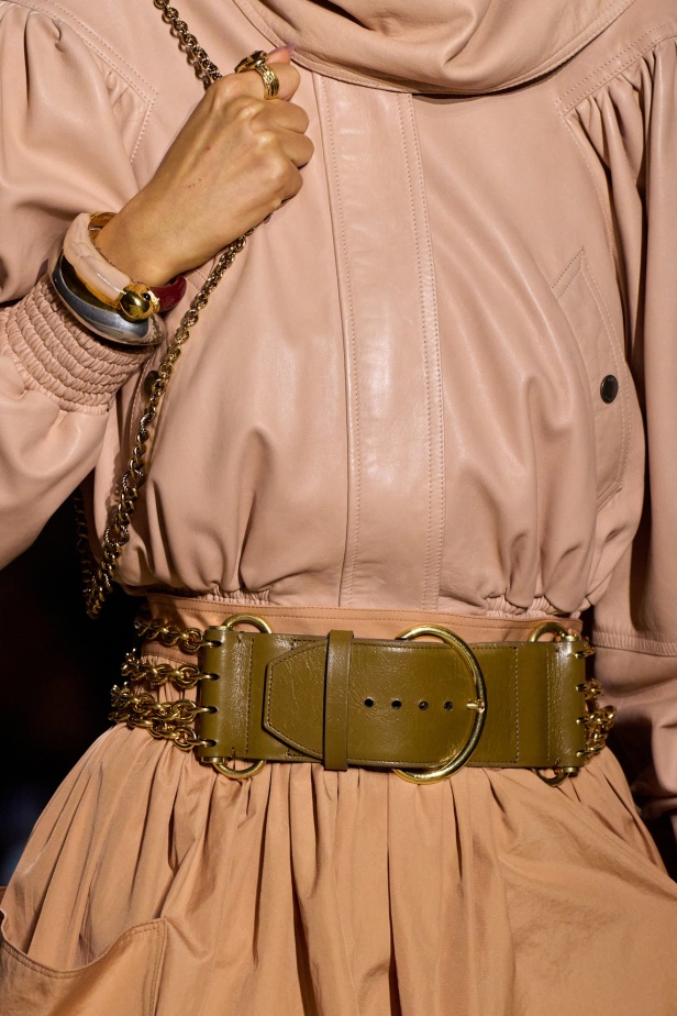  شيمينا كمالي تعيد إحياء أرشيف Chloé بلمسة رومانسية عصرية ومتحررة