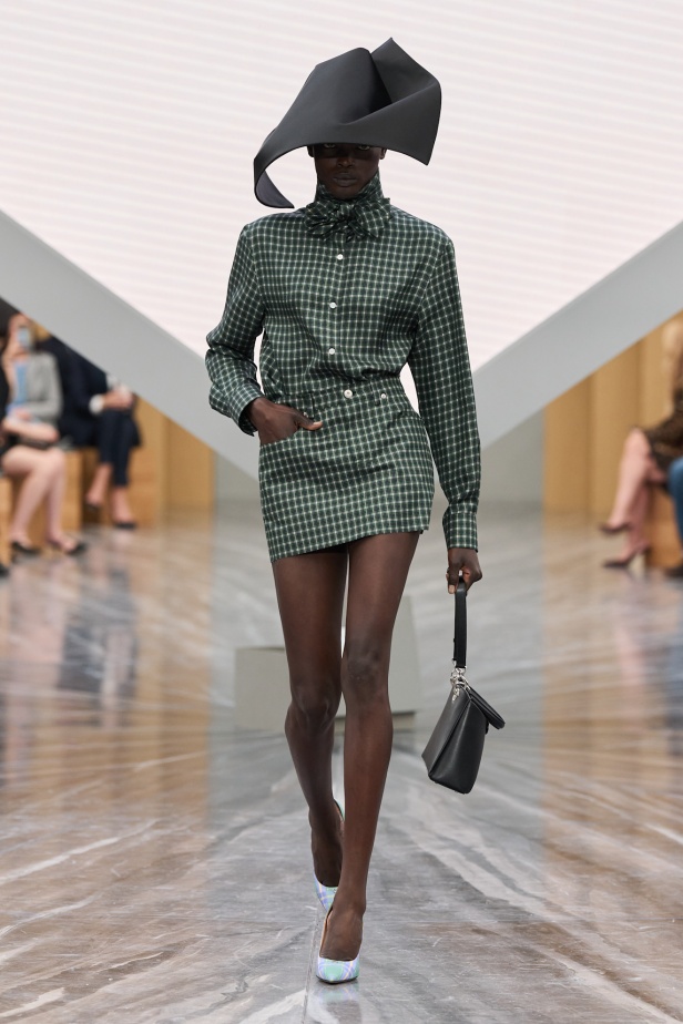 بين الإرث والشرارة: أندرسون يعيد كتابة هوية Dior في مجموعة ربيع وصيف 2026