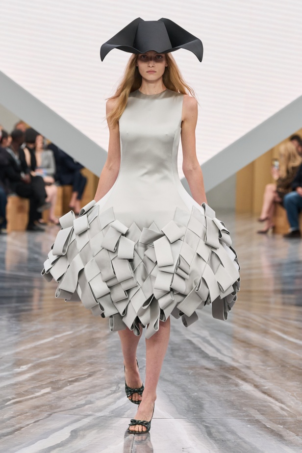 بين الإرث والشرارة: أندرسون يعيد كتابة هوية Dior في مجموعة ربيع وصيف 2026