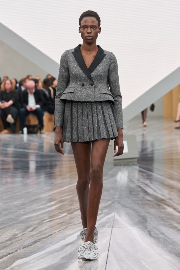 بين الإرث والشرارة: أندرسون يعيد كتابة هوية Dior في مجموعة ربيع وصيف 2026