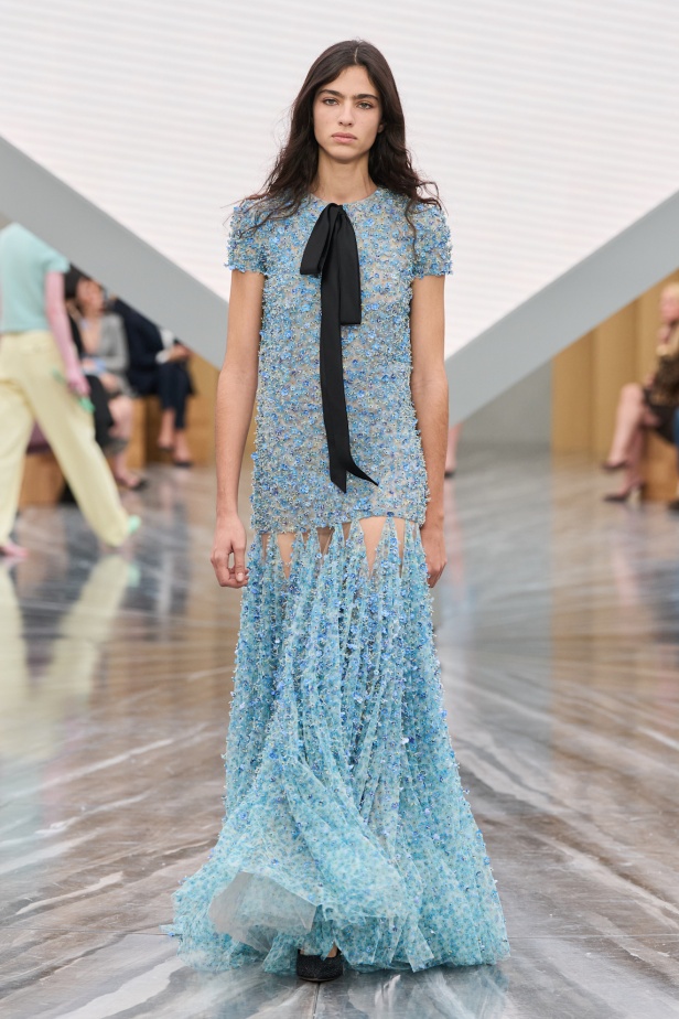 بين الإرث والشرارة: أندرسون يعيد كتابة هوية Dior في مجموعة ربيع وصيف 2026