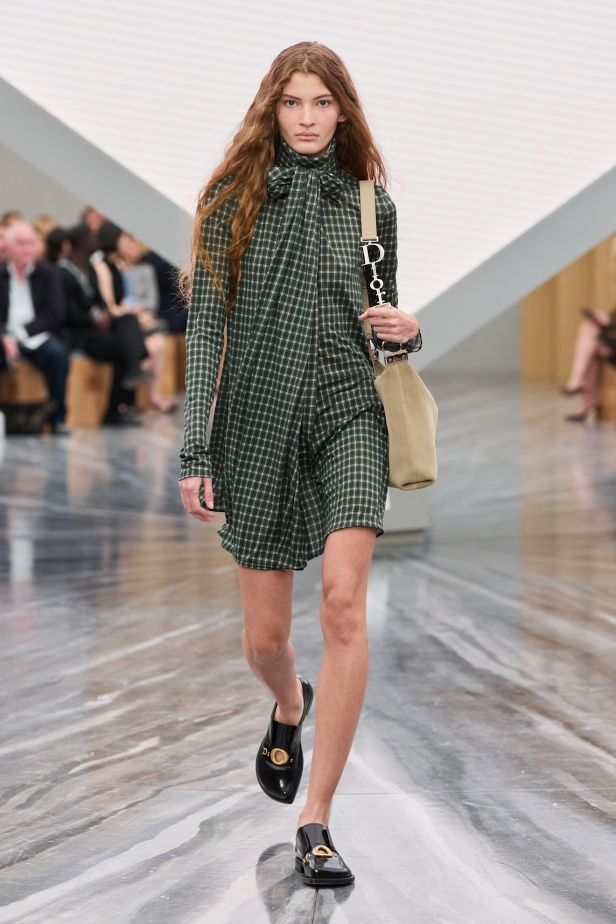 بين الإرث والشرارة: أندرسون يعيد كتابة هوية Dior في مجموعة ربيع وصيف 2026